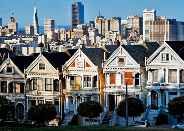 Alamo Square Park and The Pained Ladies blupics from San Francisco, USA, CC BY 2.0 via Wikimedia Commons