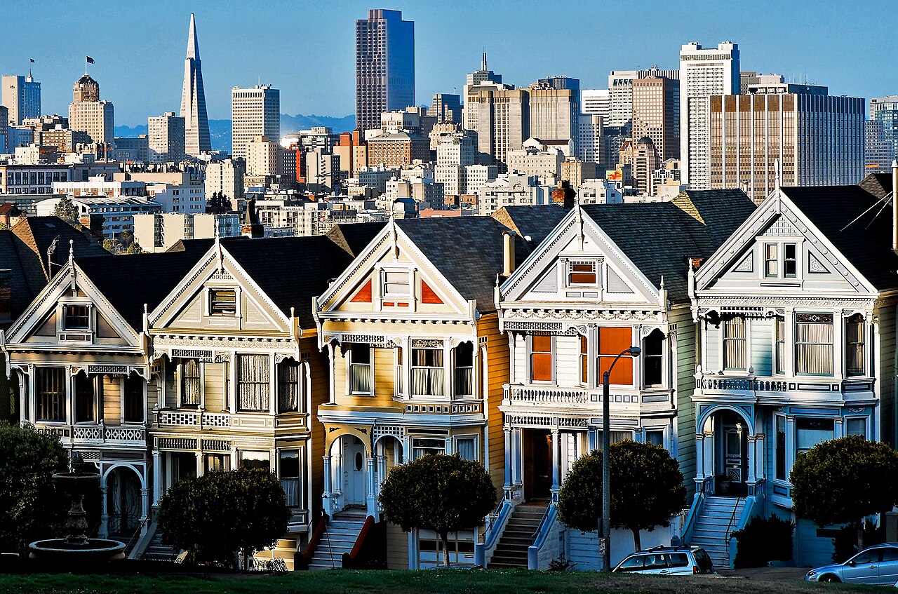 Alamo Square Park and The Pained Ladies blupics from San Francisco, USA, CC BY 2.0 via Wikimedia Commons