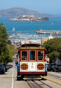 Cable Car climbing Hyde Street with Alcatraz in background - Photo by Thomas Wolf, www.foto-tw.de, CC BY-SA 3.0 , via Wikimedia Commons